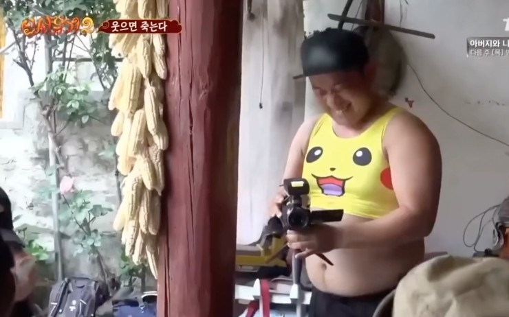 有網友喺香港討論區開post,佢表示喺街見到有啲男人著件T-Shirt,上面印咗大大個比卡超、三眼仔