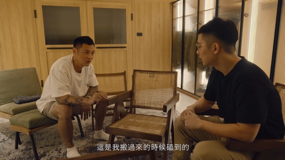 余文樂向攝影團隊展示收藏嘅傢私