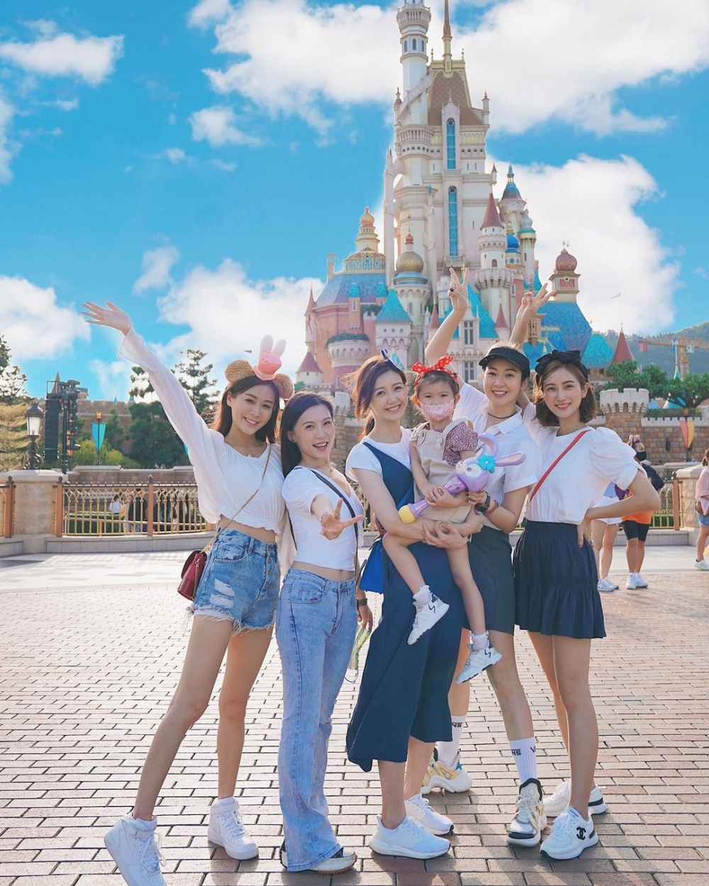 佢哋喺IG公開合照,個個都充滿少女心戴上公仔頭箍