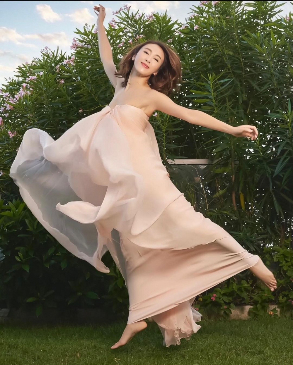 黎姿迎風跳起,姿態十分飄逸