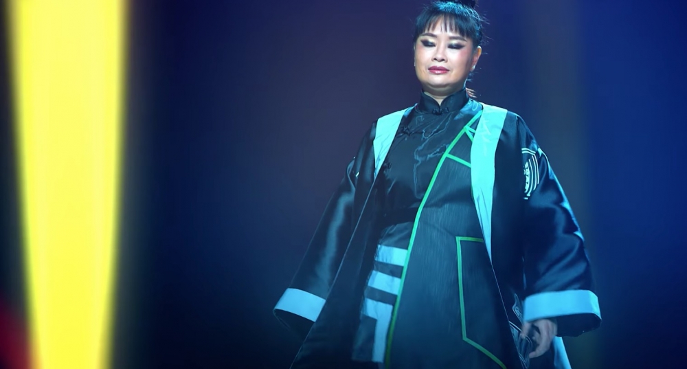 七師傅上司菊姐就同之前嘅五顏六色服裝完全唔同,一身黑白飄逸長袍