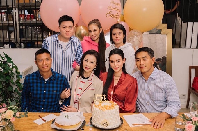 謝玲玲婚後1980年與林健岳結婚,並淡出娛樂圈。