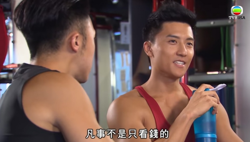 有網民認為幫女友綁鞋帶會失去男人味？！