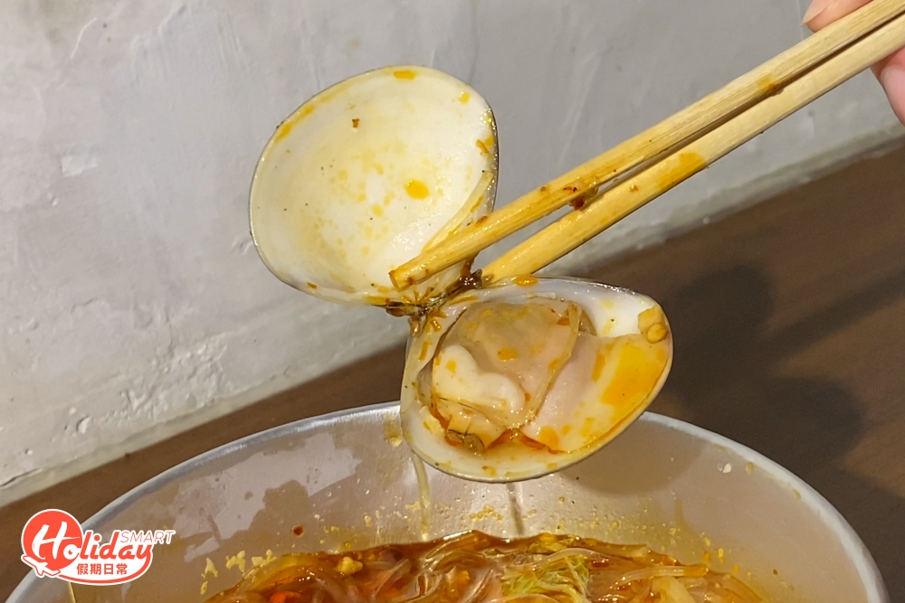 店主每朝早到街市買新鮮蜆,每份有6隻蜆,每隻肉厚飽滿,粉絲吸盡湯底精華,愈食愈過癮。