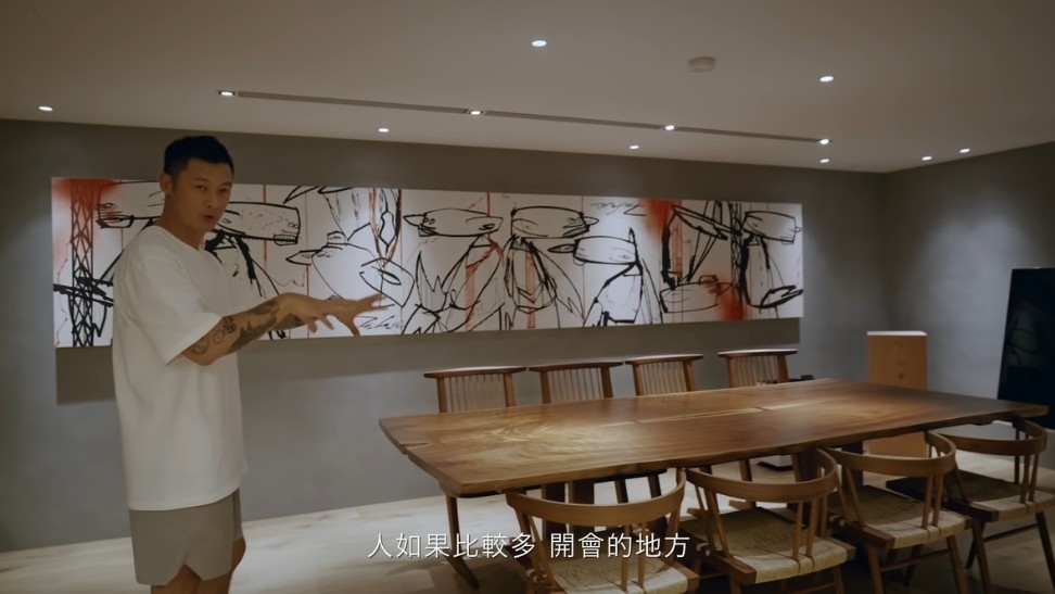 掛有一大幅藝術畫作