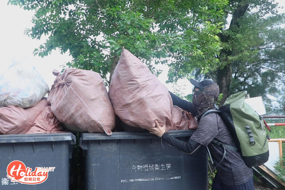 記者今次跟隨Kitti 和一班義工到枕頭洲淨灘,親眼目到一個又一個口罩、膠樽、發泡膠和食物包裝等遍佈周圍,當中最深刻是拾獲兩打完好無缺的啤酒,當日10人合力行動,只是半日已經執拾到16袋垃圾。