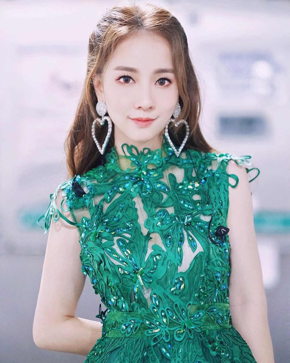 入行6年嘅谷婭溦要等到今年先終於獲安排推出個人大碟,佢坦言之前家人、朋友都有勸過佢返內地發展