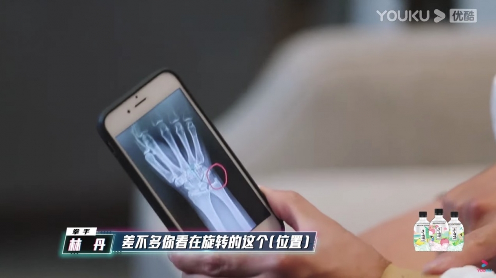 羽毛球金牌運動員林丹，佢因為手碗受傷而退出比賽，於是節目組就搵咗向佐上場。