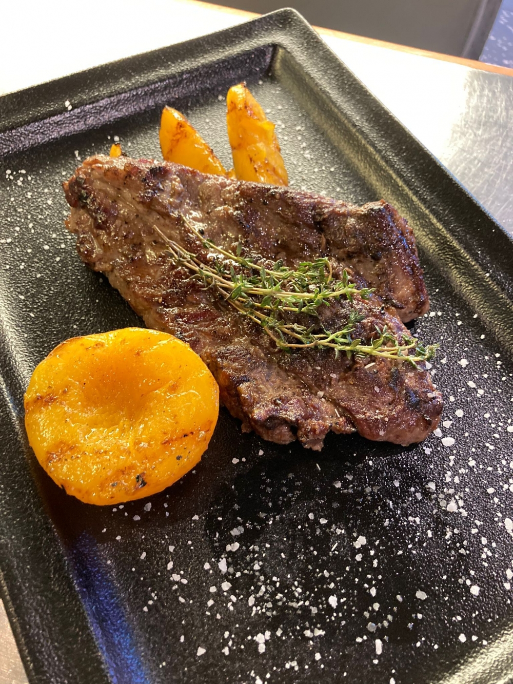 西班牙黑毛豬豬羽毛,這個部位又稱豬眼蓋肉(Pluma),類似牛的Flat Iron,即是肩膀對上的位置。肉質入口嫩滑,因為脂肪呈大理石紋的關係,更有「豬中和牛」的稱號。