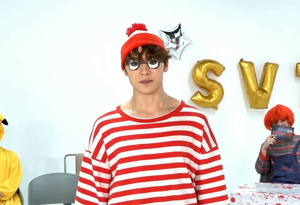 韓國男團Seventeen成員Vernon曾Cosplay過《Where’s Wally?》的造型。