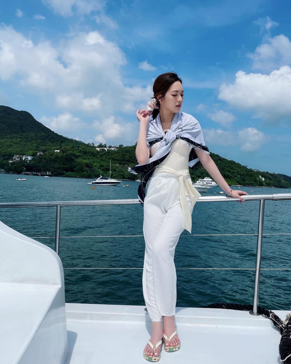 馮盈盈晒出新居嘅坐擁無敵大海景亦引起關注。