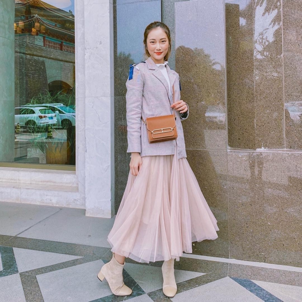 蔡嘉欣有一個啡色Hermès Roulis