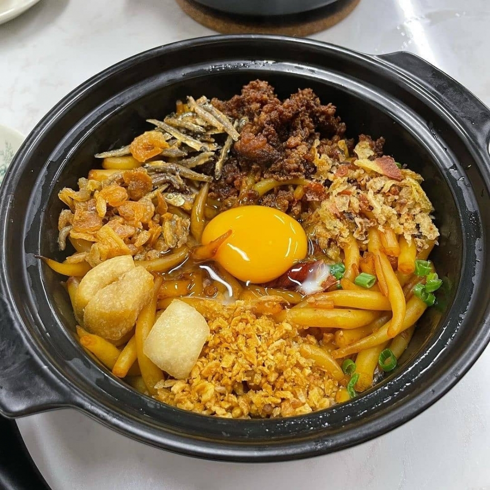 砂煲老鼠粉亦是餐廳招牌,以砂煲裝盛,裏面有蝦乾、肉碎、魚乾和銀針粉等近7款配料。