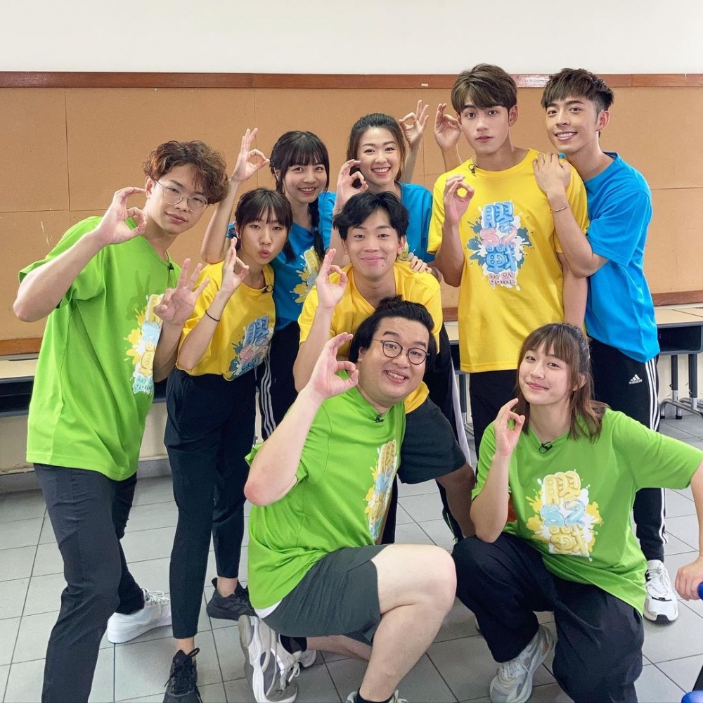 岑珈其去年因與Edan（呂爵安）、Jeffrey（魏浚笙）主持ViuTV綜藝遊戲節目《膠戰》，而再次受到關注，今年更播出第二季。