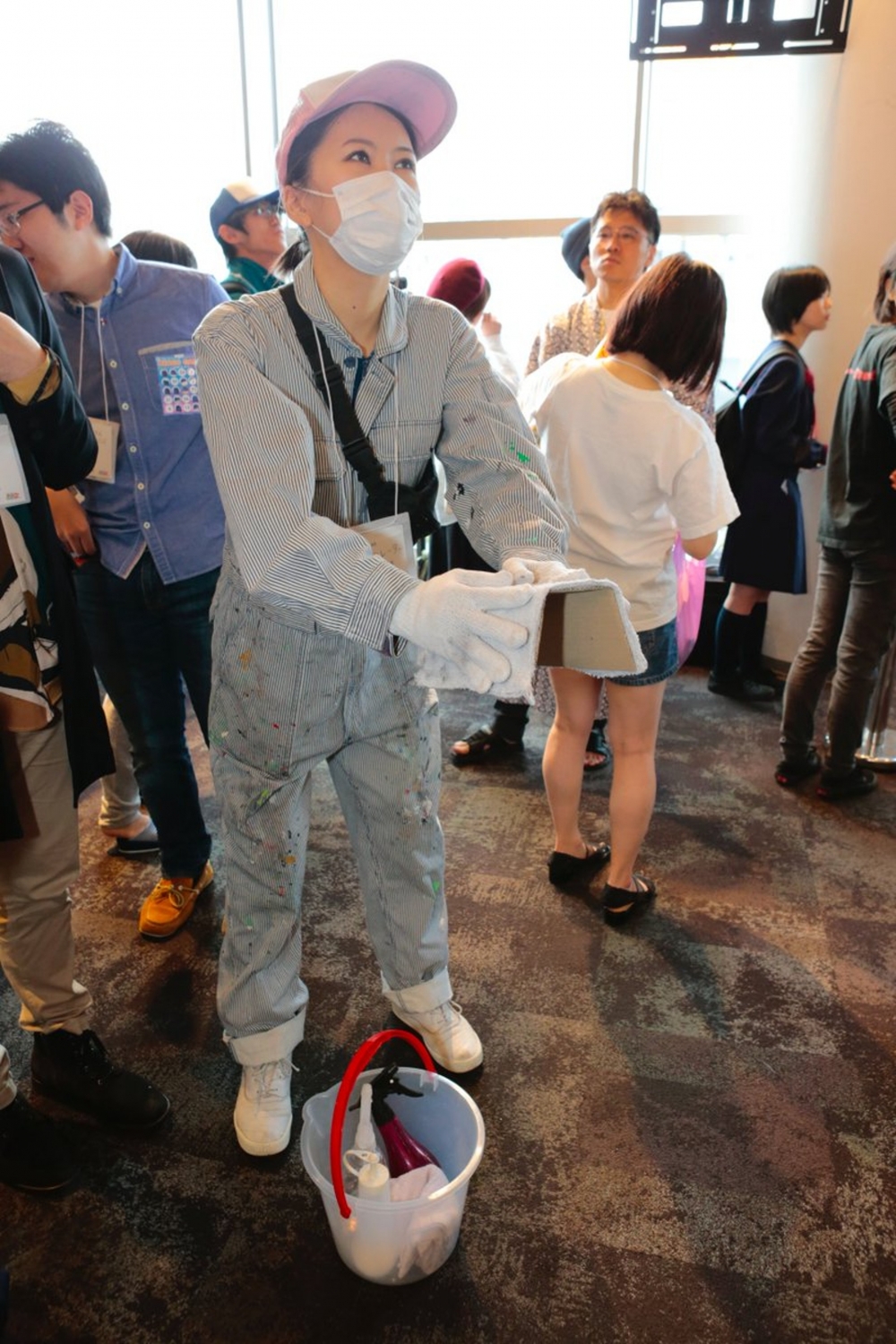 有人打扮成商場清潔工人！