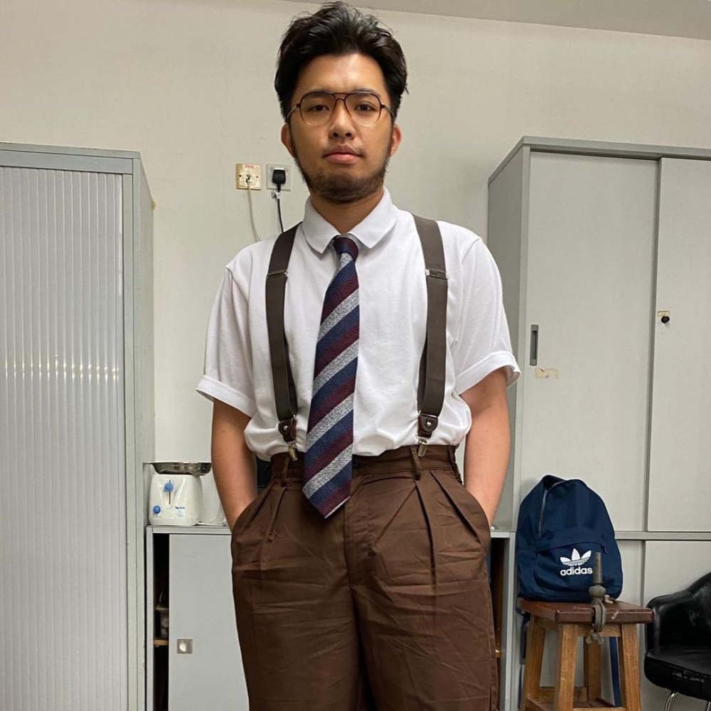 許賢畢業於香港理工大學，修讀會計及金融科系，但因個人興趣投身短片創作。