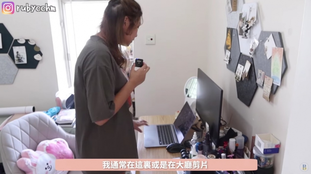Ruby 指房間對正太陽十分熱,開冷氣又勁嘈