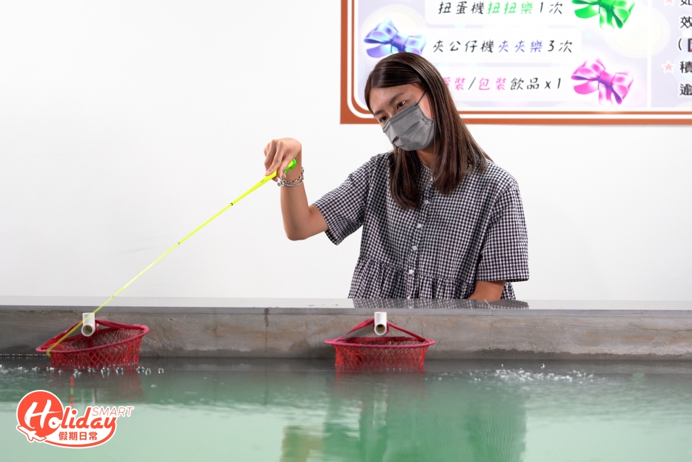 在等待的過程其實要相當留心，如果一覺不小心或顧著跟朋友談天，就有機會錯過了蝦上釣的時機。