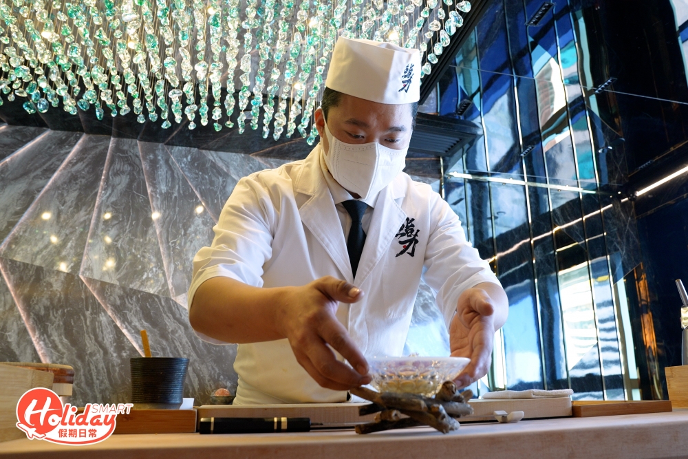 料理長林焜耀(耀師傅)曾在城中著名的見城日本料理工作,師承店舖的日籍大師見城俊二,也是他最後一名入室弟子。