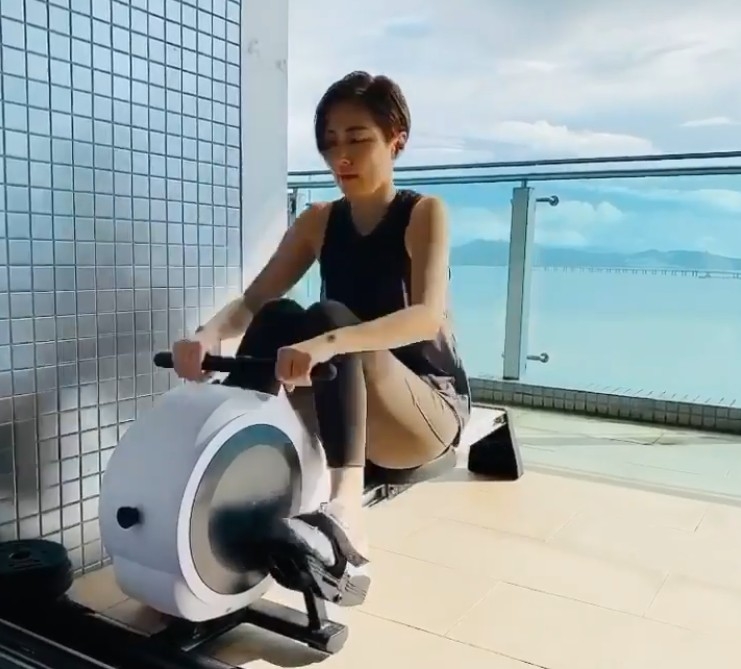 熱愛運動嘅張玉珊仲將健身器材放置於陽台,等自己可以一邊望著海景一邊做運動!