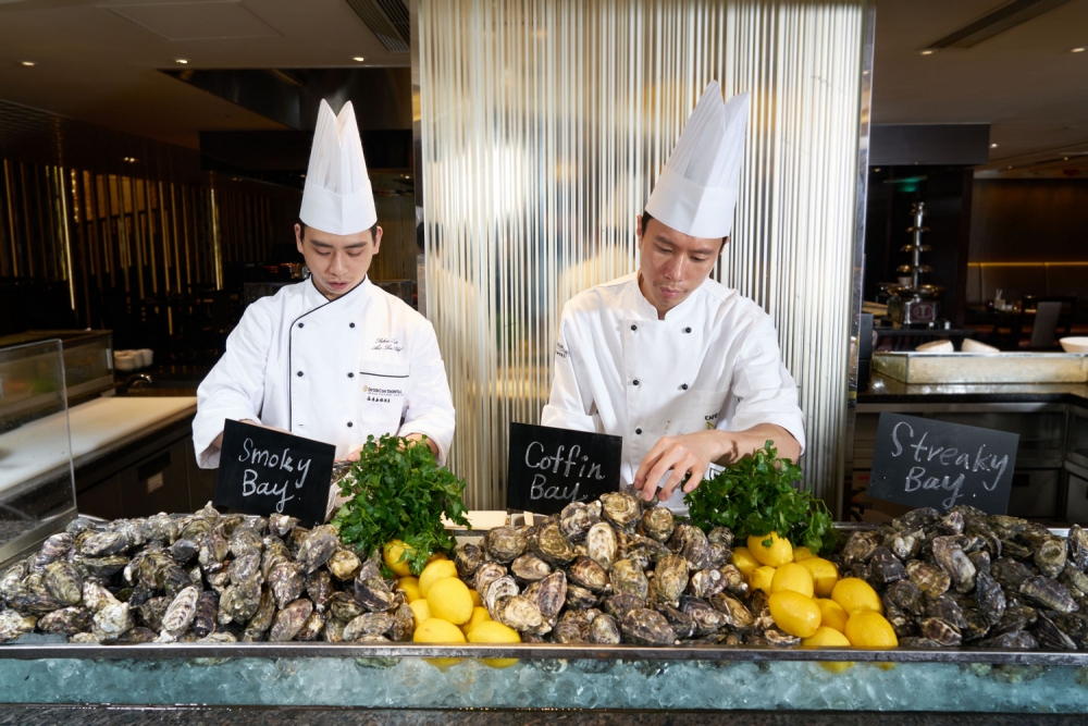 海景嘉福洲際酒店內的海景咖啡廊推出相當奢華的「鴨肝、生蠔自助晚餐」。