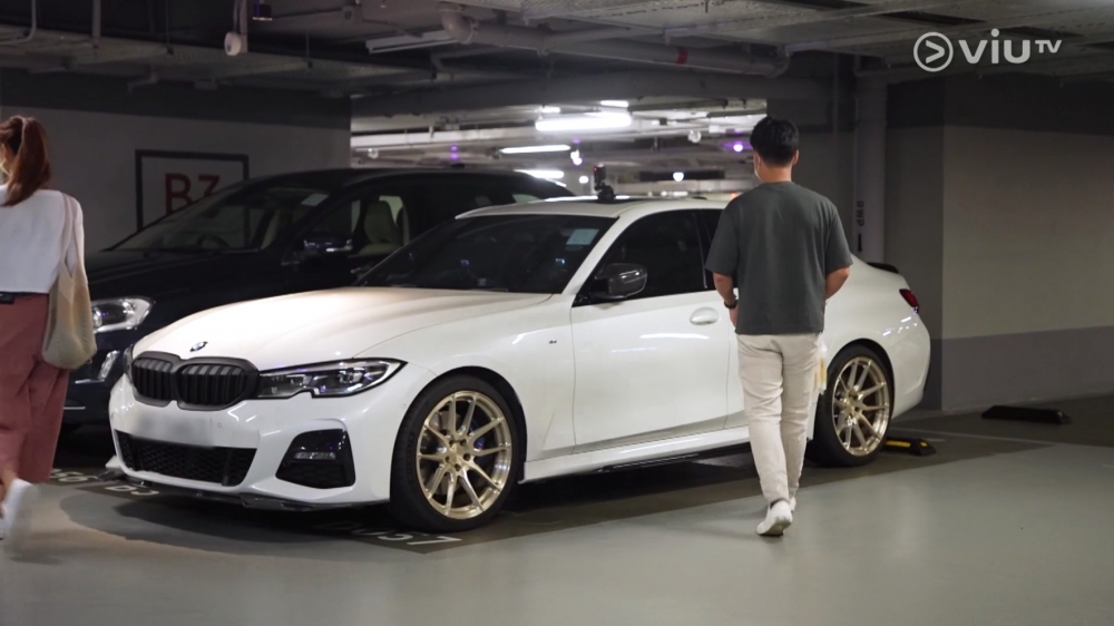 阿匡坐駕係BMW 3 Series,售價為港幣$40萬起