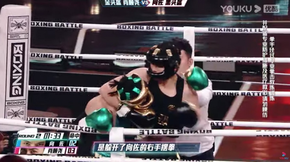 向佐出手抱住佢個頭