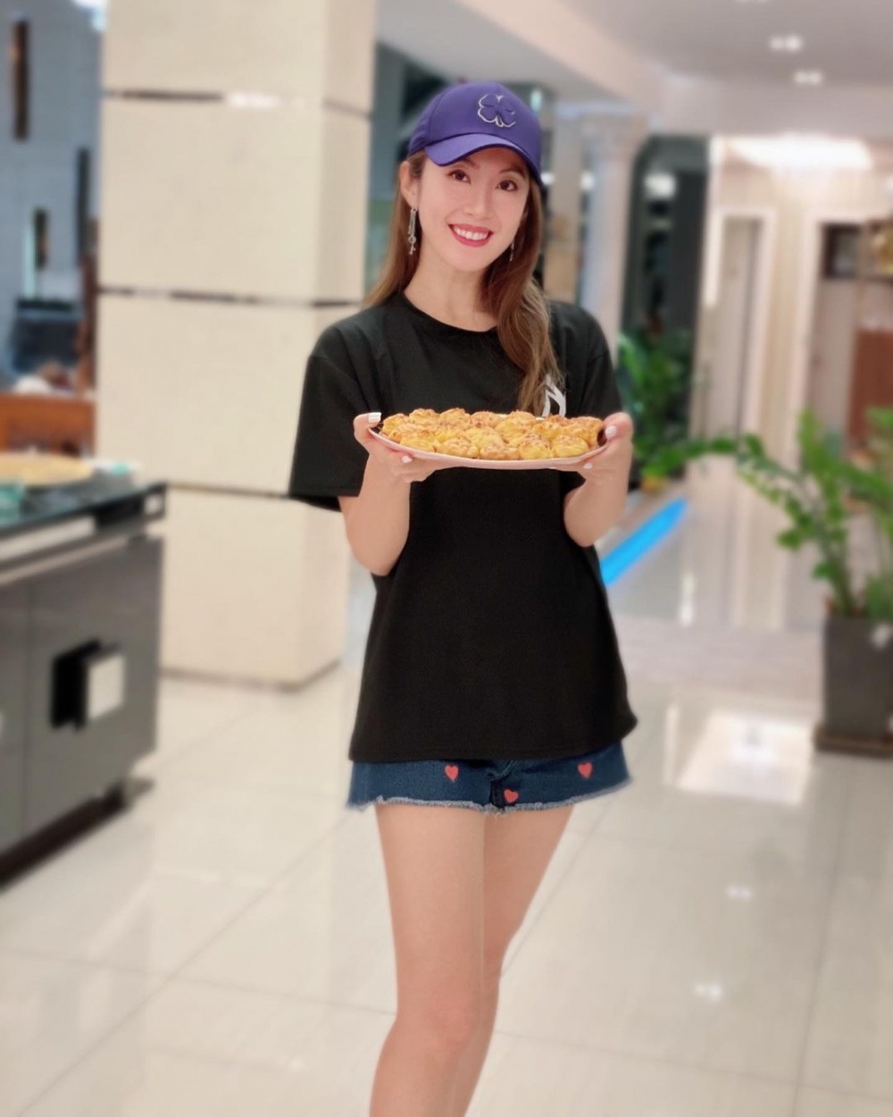 雖然背景blur blur哋，但都見到謝芷倫屋企空間超大