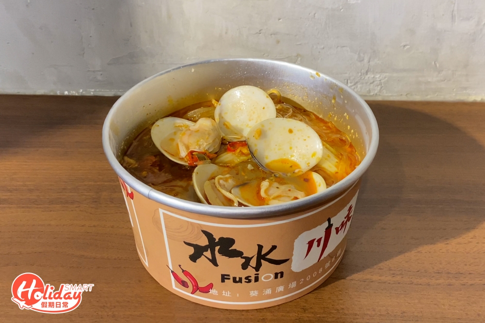 店舖最出名是招牌川味花甲粉,有3個湯底可選擇,分別是麻辣湯底、芫荽皮蛋和清湯,其中推介麻辣湯底,有5個辣度可選,辣味以麻辣為主,但不會搶過原本蜆肉的鮮甜味。