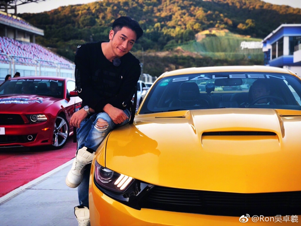 吳卓羲亦喜愛名車,家裡有7部車!