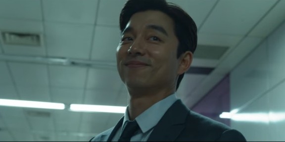 孔劉於《魷魚遊戲》中飾演邀請主角李政宰加入遊戲嘅神秘角色