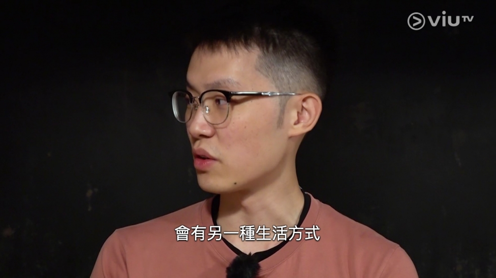 Benson表示佢前女友係名流獨生女,同佢會去啲好靚嘅地方、好貴嘅餐廳約會