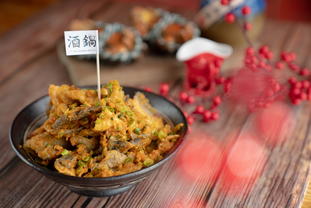 黃金蟹粉魚皮 魚皮香口鬆脆,再沾上甘香的蟹粉,非常適合當餐前小食。怕太熱氣可先微微浸軟,待蟹粉魚皮吸收雞湯味後再吃,另有一番風味。