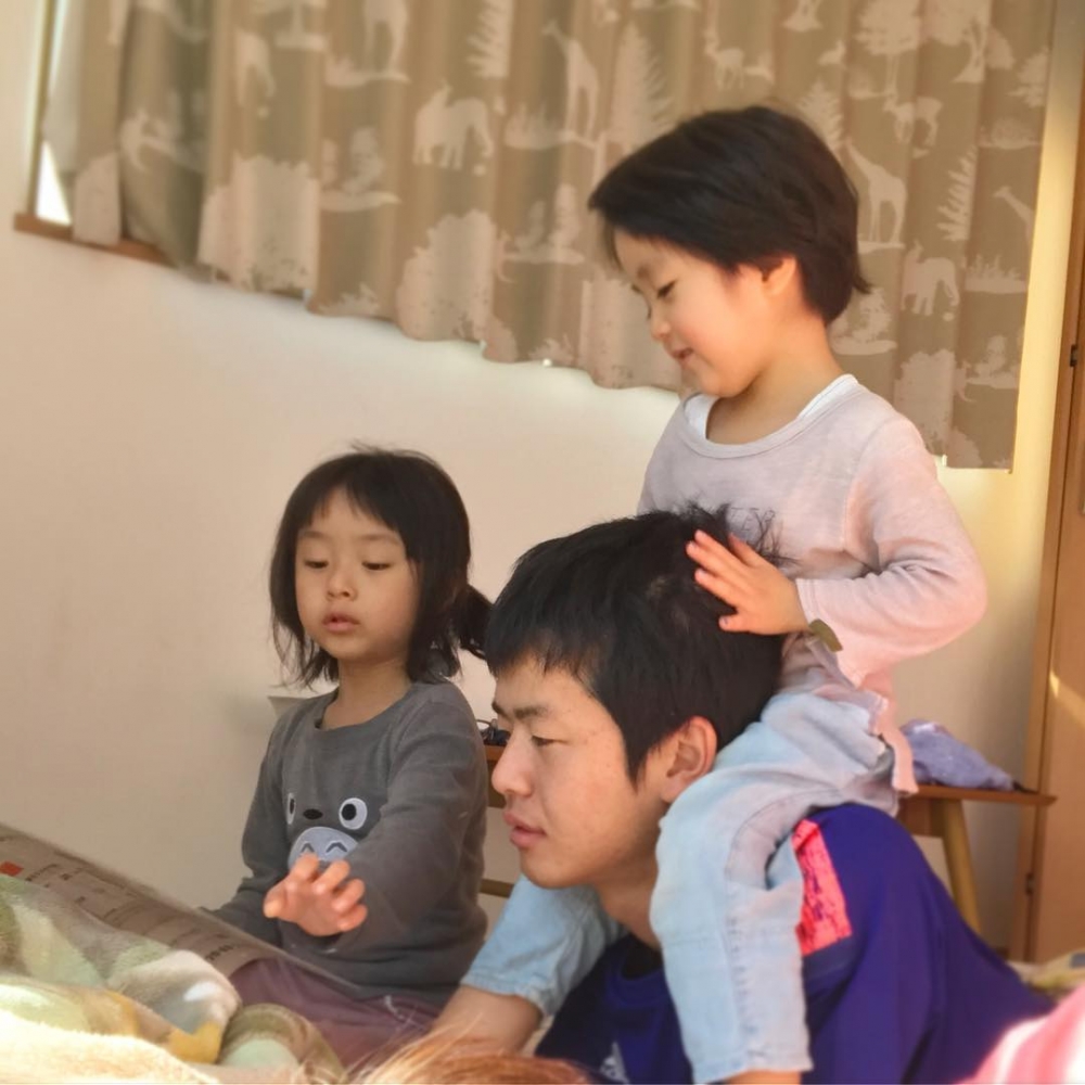若狹美香嘅男友們都能夠同女兒融洽相處。