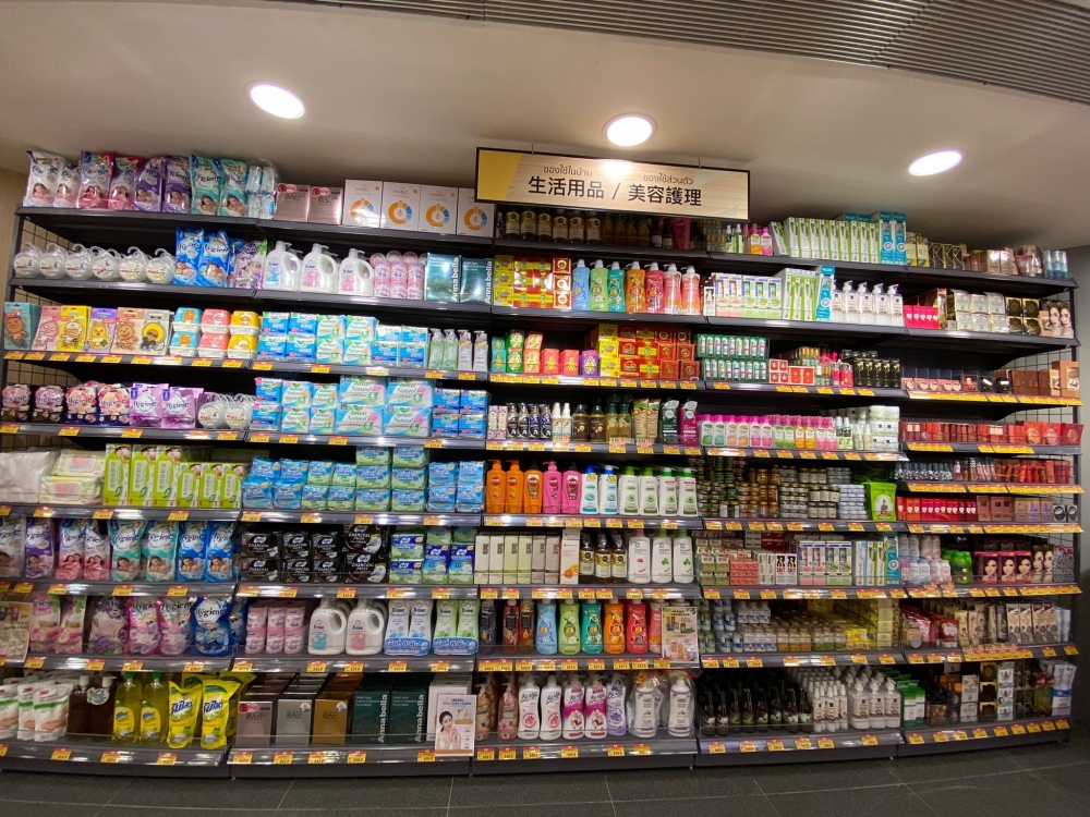 店內依舊供應不同種類的生活用品如口罩、急凍食品等。