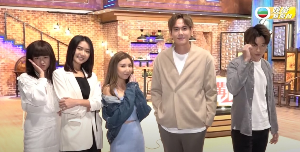 一班嘉賓一齊探討「以前做歌手係咪比較易賺錢」！