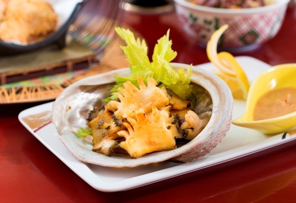 主打有入口即化的鐵板鴨肝、香甜美味的鐵板鮑魚及濃郁多汁的日本和牛厚燒等。