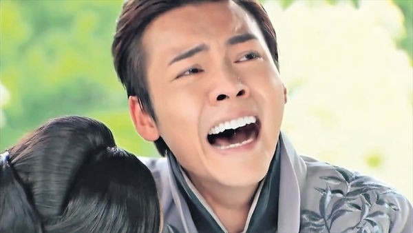 有部分網民回想起陳偉霆於內地劇《活色生香》中嘅一場經典爆喊戲