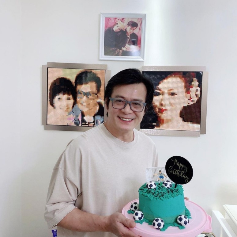 黃日華家中牆壁掛有不少妻子合照掛畫