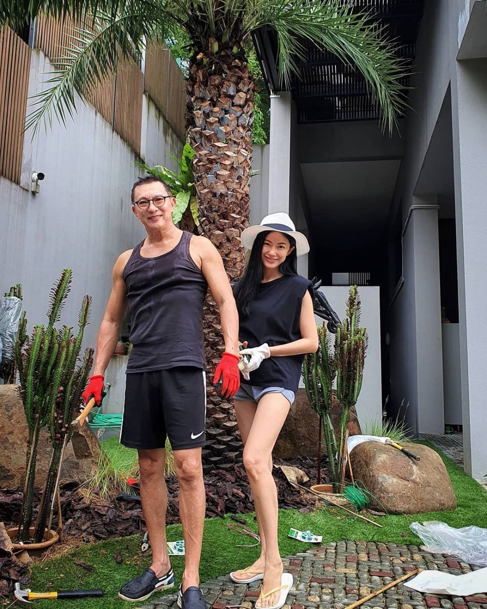 兩任丈夫年紀都比Race大唔少,相信佢心儀成熟穩重嘅男士,畀到佢滿滿嘅安全感~
