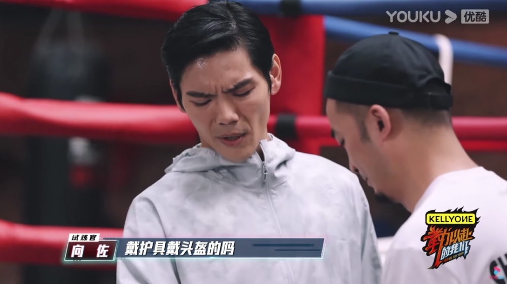 向佐：「上次他們也勸我戴，我說你有看過博擊類的戴護具戴頭盔嗎？」