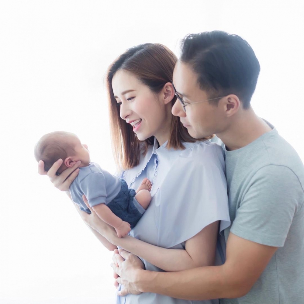 現年39歲嘅沈卓盈2019年與富貴男友結婚後育有一子Jayden。