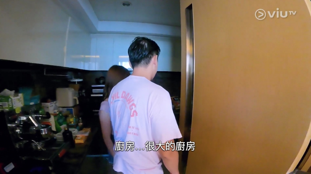 廚房空間都好大,呈長方型格局