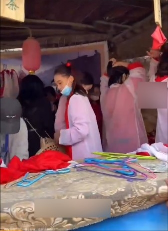 當地發展到連「紫霞仙子」服裝租借店都有