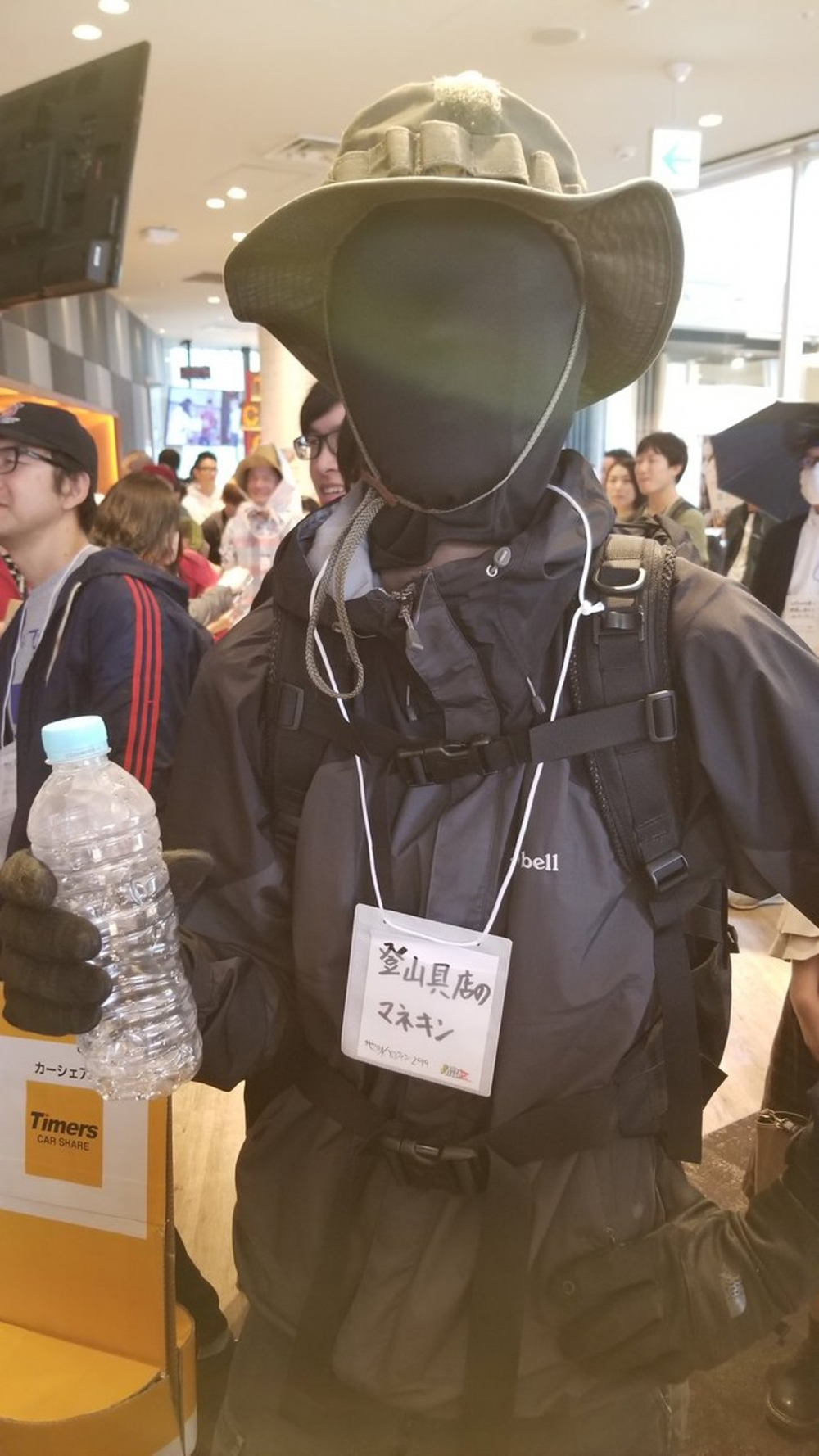 有網民假扮成店舖嘅陳列公仔！