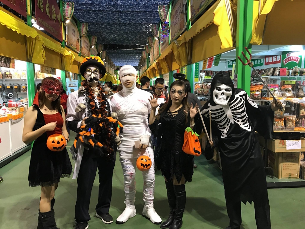 配合萬聖節的到來,美食嘉年華於10月31日舉辦「萬聖節嘩鬼大派對」,會有一系列以萬聖節為主題的舞台表演、攤位遊戲、DIY工作坊及「嘩鬼」巡遊等~