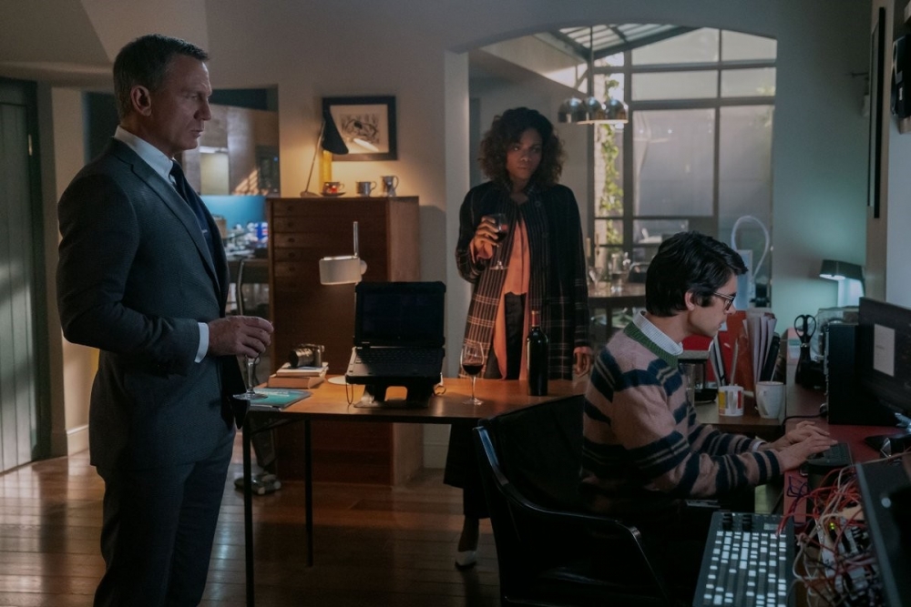 「Q」Ben Whishaw（右）。