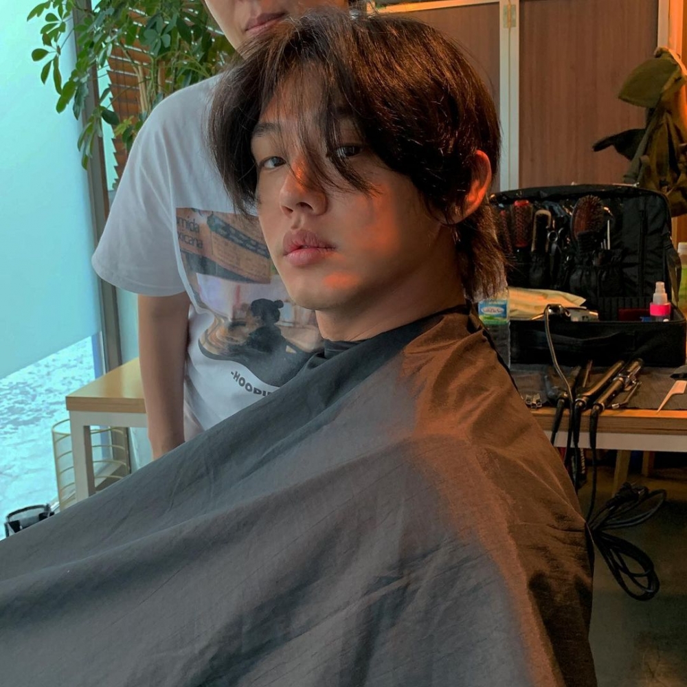 劉亞仁因被診斷為患上骨癌而被判定免服兵役,卻引起很多人的批評,他之後正面回應自己沒有逃避兵役。
