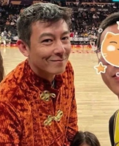 有網民上載於美國睇籃球比賽時,偶遇陳冠希嘅照片!