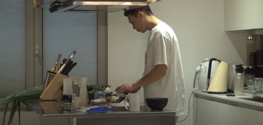 劉亞仁私底下是個廚藝高手,自稱比較擅長韓式料理。